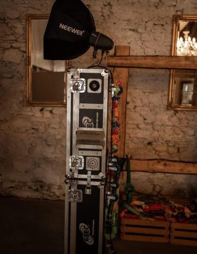 Bild zeigt Johnnys Fotobox, Fotobox in einer Flight-Case verbaut, von der linken Seite. Fotobox mieten Ingolstadt, Beilngries und Eichstätt